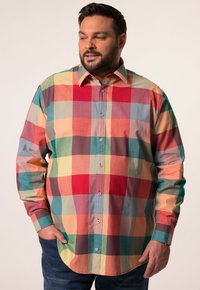 Camisa de hombre de manga larga, patrón de cuadros multicolor en rojo, verde azulado, amarillo y gris; presenta un cuello con botones y botones en la parte delantera.