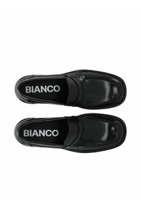 Zwarte leren loafers met een gepolijste afwerking, vierkante neus en een decoratieve band. Voorzien van een gevoerde binnenzool met het "BIANCO"-logo.