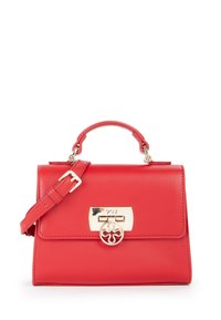 Sac à main en cuir rouge au design structuré, avec quincaillerie de ton doré, une poignée supérieure et une bandoulière réglable. Il présente un fermoir avec un emblème décoratif.