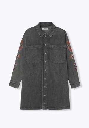Robe-chemise en denim gris avec boutonnière à l'avant, col, deux poches poitrine et une broderie colorée complexe sur les manches.