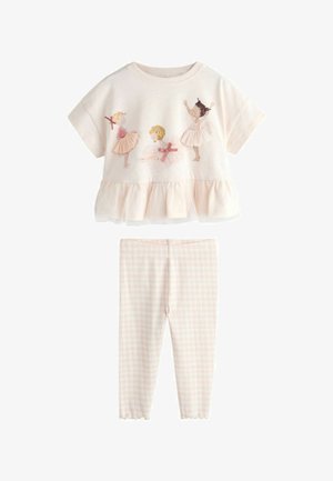 Mergaitės kreminė palaidinė su trimis balerinos iliustracijomis ir tiulio apdaila apačioje, derinama su rožinės ir baltos spalvų languotomis tamprėmis su raukiniais rankogaliais.