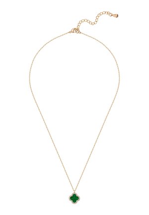 Collar de cadena dorada con cierre ajustable y colgante de trébol de cuatro hojas verde rodeado de pequeñas piedras transparentes.