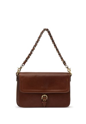 Sac à bandoulière en cuir marron avec boucle dorée et bandoulière chaîne entrelacée de cuir sur fond blanc.