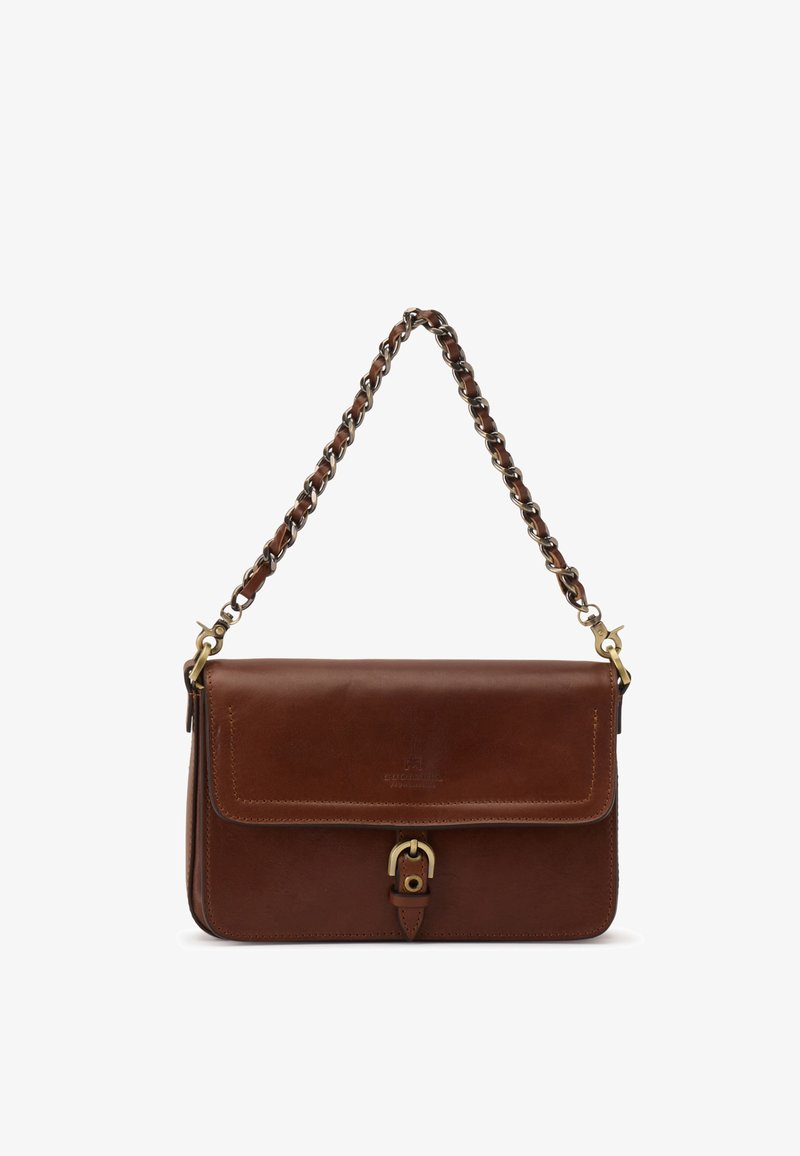 Sac à bandoulière en cuir marron avec boucle dorée et bandoulière chaîne entrelacée de cuir sur fond blanc.