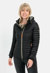 Sort puffjakke med horisontal quiltet design, to sidelommer, lynlås lukning og hætte; har brune læderdetaljer.