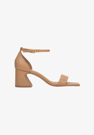 Beżowe sandały na obcasie z paskiem wokół kostki, z blokowym obcasem, gładką skórzaną cholewką, otwartym noskiem i minimalistycznymi podwójnymi paskami.
