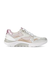 Zilveren, roze en witte sneaker met mesh en metallic accenten, ronde vorm, gestructureerde overlays en een witte rubberen zool. Vetersluiting.