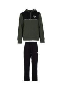 Felpa con cappuccio e zip verde oliva e nera con accenti bianchi, abbinata a pantaloni della tuta neri con un logo sul lato.