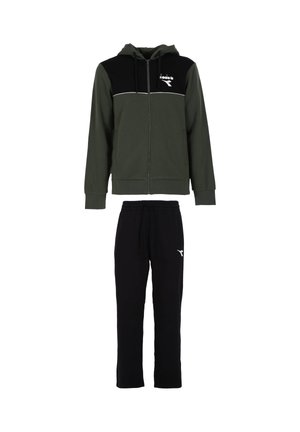 Felpa con cappuccio e zip verde oliva e nera con accenti bianchi, abbinata a pantaloni della tuta neri con un logo sul lato.