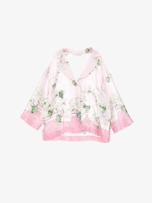 Blød lyserød silkeagtig bluse med hvidt blomstermønster, bred krave, lange ærmer og en lyserød polkaprikkant ved kanten og ærmekanterne.