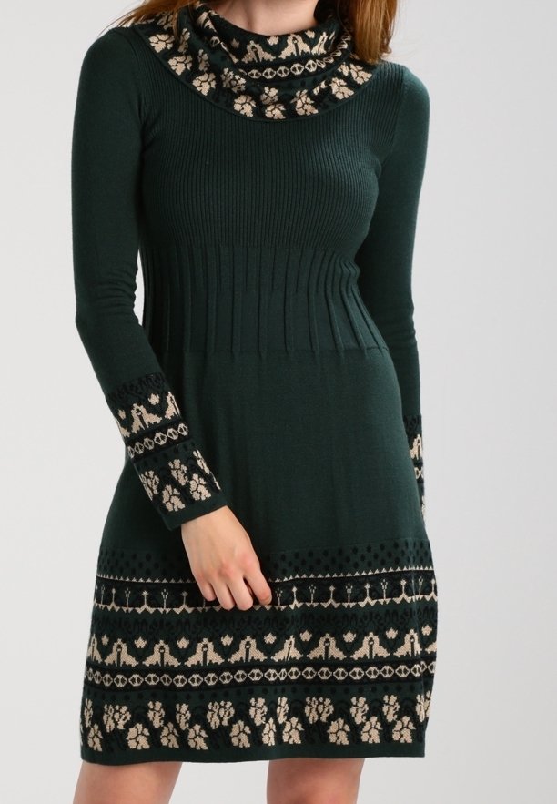 Stickad klänning i mörkgrön med ribbat liv, köls halsringning och mönstrad nederdel med krämfärgade blommor och djurmönster. Långa ärmar.