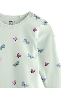 Ljusgrön babybodysuit med lila och blå fjärilstryck och tryckknappar på axeln för enkel påklädning, storlek 68 EUR.
