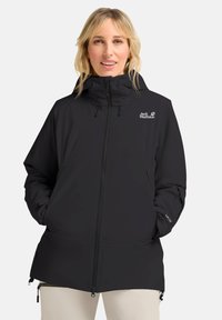 Veste imperméable noire avec col montant, capuche réglable et poches zippées. Logo sur la poitrine et les poignets, conçue pour la fonctionnalité.
