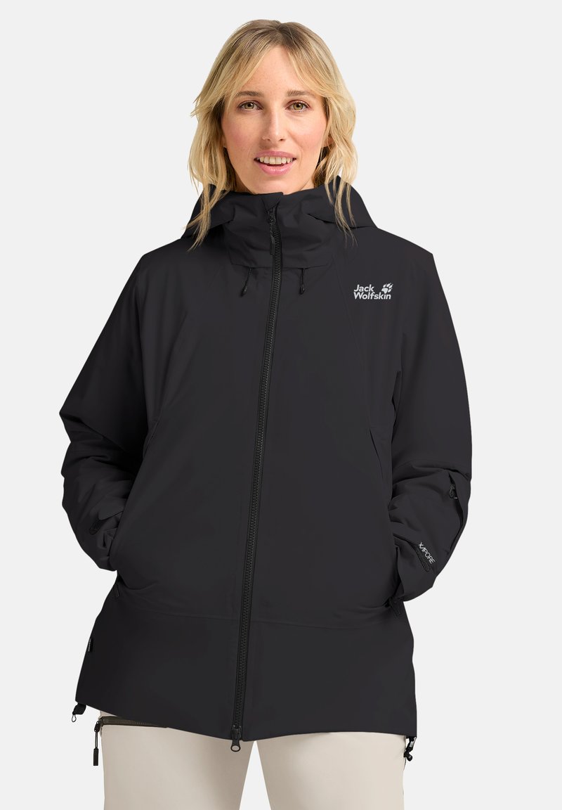 Veste imperméable noire avec col montant, capuche réglable et poches zippées. Logo sur la poitrine et les poignets, conçue pour la fonctionnalité.