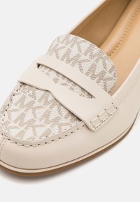 MICHAEL Michael Kors FRANCES - Klassikalised kontsakingad - light cream