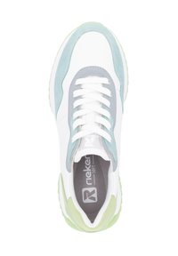 Sneaker bianca con accenti in suede grigio chiaro e teal, chiusura con lacci, punta rotonda, foderato in mesh e suola in gomma verde. Marchio Rieker visibile.