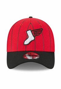 Rote und schwarze Baseballmütze mit vertikalen schwarzen Nadelstreifen und einem Flügel-Socken-Logo mit dem Schriftzug "CHICAGO" auf der Vorderseite.