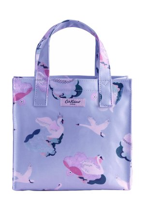 Lavendelfarbene Tragetasche mit zwei Griffen, verziert mit rosa und weißen Schwänen und Wolken, mit einem "Cath Kidston London"-Label.