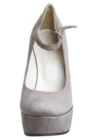 Šedý semišový vysoký podpatek s kulatou špičkou, platformovou podrážkou a nastavitelným kotníkovým páskem s malou kovovou přezkou.