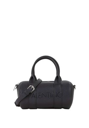 Sac à main cylindrique en cuir noir avec double poignée, bandoulière réglable, boucle argentée et inscription "VALENTINO" embossée sur le devant.