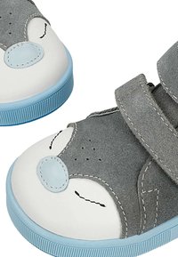 Szare zamszowe i białe skórzane buty z niebieskimi akcentami, charakteryzujące się zabawnym wzornictwem przypominającym zwierzę, z zapięciem na rzepy.