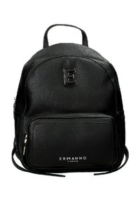 Zaino in pelle nera con finitura texture, forma arrotondata, tasca frontale con zip e logo a rilievo. Dotato di spallacci regolabili e manico superiore.