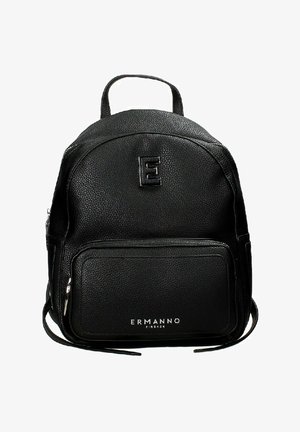 Zaino in pelle nera con finitura texture, forma arrotondata, tasca frontale con zip e logo a rilievo. Dotato di spallacci regolabili e manico superiore.