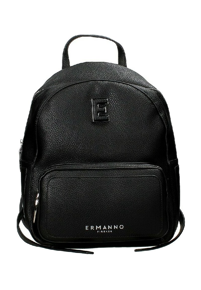Zaino in pelle nera con finitura texture, forma arrotondata, tasca frontale con zip e logo a rilievo. Dotato di spallacci regolabili e manico superiore.