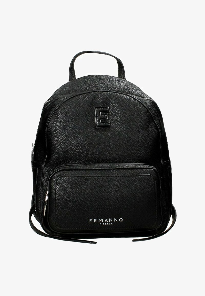 Zaino in pelle nera con finitura texture, forma arrotondata, tasca frontale con zip e logo a rilievo. Dotato di spallacci regolabili e manico superiore.