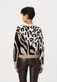 Vero Moda VMKAI O NECK  - Strikkegenser - birch/silver mink/black