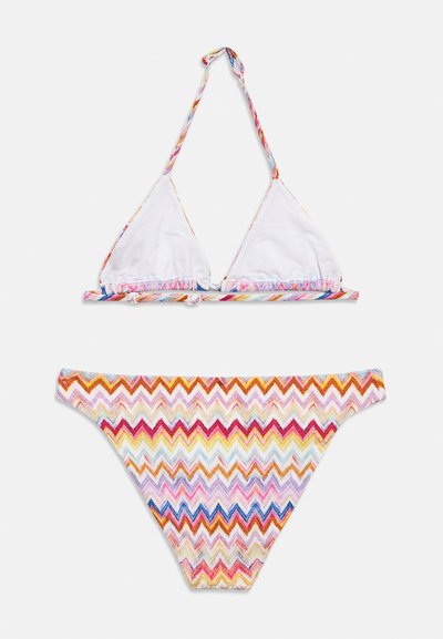 Bikini deux pièces avec haut triangle blanc et bas à motif zigzag multicolore dans des tons de rose, orange, bleu et jaune sur fond blanc.