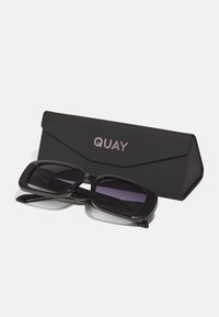 QUAY AUSTRALIA KARMA UNISEX - Päikeseprillid - black/smoke gradient