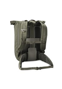 Zaino verde oliva con tessuto testurizzato, schienale imbottito, spallacci regolabili e cintura in vita per supporto. Presenta un design minimalista.