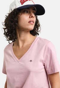 GANT SHIELD V-NECK  - T-shirts basic - dusty pink