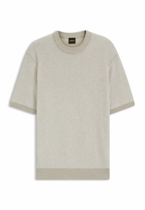 Lichtgrijs gebreide trui met korte mouwen en een geribde kraag, manchetten en zoom, met een klein zwart-gele "BOSS"-label bij de hals.