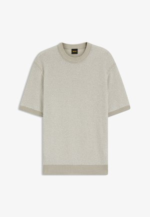 Lichtgrijs gebreide trui met korte mouwen en een geribde kraag, manchetten en zoom, met een klein zwart-gele "BOSS"-label bij de hals.