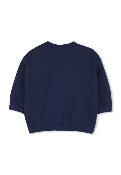 Felpa blu navy a maniche corte con scollo a girocollo a coste e polsini ed orlo elasticizzati, mostrata da dietro su sfondo bianco.