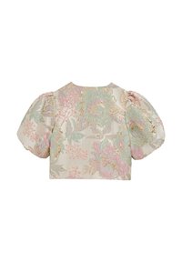 Īsa blūze ar pūstām piedurknēm, pasteļtoņu ziedu raksts rozā, zaļā un zelta krāsā uz gaiša auduma.