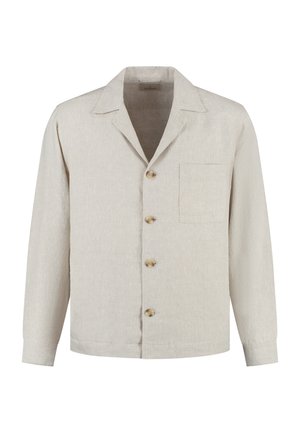Beige linnen overhemd met lange mouwen, brede kraag, vier houten knopen aan de voorkant en één borstzak aan de linkerkant.