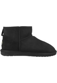 Stivale alla caviglia in suede nero con punta tondeggiante, dettagli di cucitura minimi e suola piatta in gomma. Caratterizzato da un colletto corto e morbido.