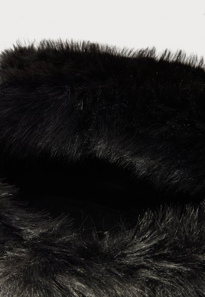 Chapéu de pêlo sintético preto com uma textura suave e felpuda. Apresenta fibras longas e brilhantes e um design arredondado e uniforme. O interior é feito de um tecido preto sólido.