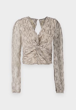 Top curto com mangas longas, apresentando uma frente torcida, um padrão de pele de cobra em tons de bege e cinza, e um decote em forma de gota.