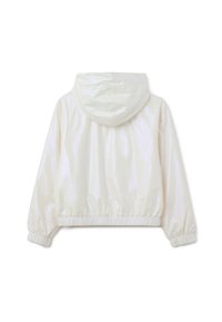 Veste blanche raccourcie avec une finition brillante, capuchon, poignets élastiques et ourlet froncé. Texture lisse avec un design léger.