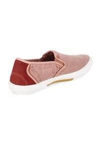 Chaussure en toile à enfiler couleur rose poudré avec un patch talon rouge foncé, semelle en caoutchouc blanche et panneaux latéraux élastiques pour un port facile.