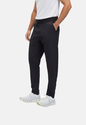 - Spodnie treningowe