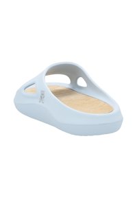 Sandale de plage bleu clair avec un matériau lisse, design ouvert avec des découpes latérales et une semelle intérieure beige texturée. Accent de logo sur le côté.