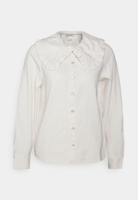 Camicia a maniche lunghe color crema con un ampio colletto arricciato e chiusura frontale con bottoni, realizzata in un tessuto morbido e testurizzato.