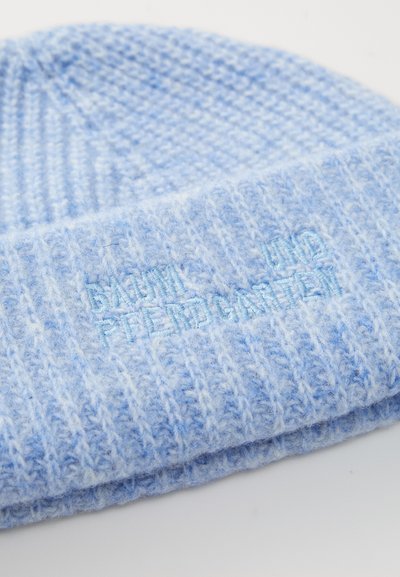 Berretto lavorato a maglia blu chiaro con testo ricamato blu scuro sul bordo che recita "DAWN WHO PIERDGANTER."