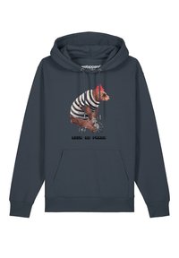 Navyblauwe hoodie met een illustratie van een bruine beer in zwart-witte strepen en een rode hoed, met grafische tekst eronder.