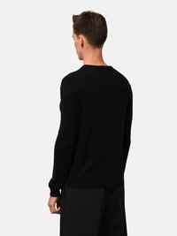 Maglione nero lavorato a maglia, colletto tondo, maniche lunghe, texture morbida, design aderente, polsini a costine, stile minimalista, senza motivi o accenti visibili.